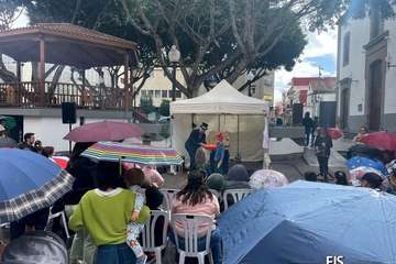 Don Garabato sortea la lluvia para hacer reír a los niños de Telde/FJS Fotografía.